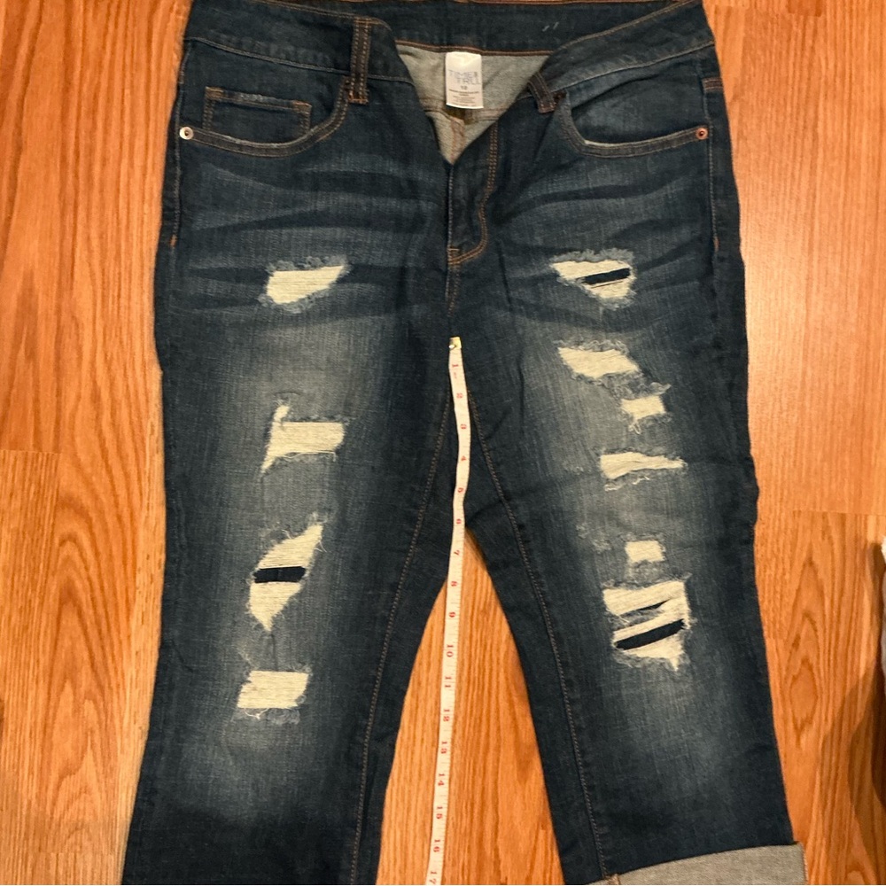 Trendy Distressed cropped Jeans in distressed Dark Blue